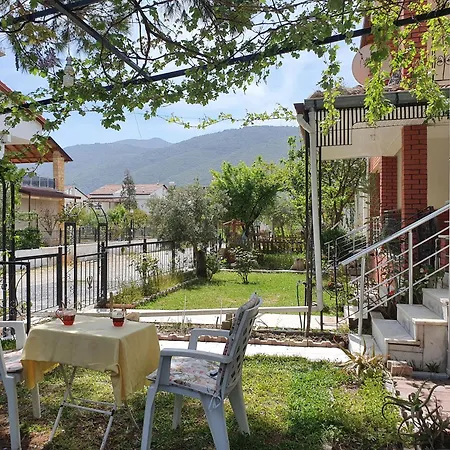 Bahceli Cift Katli Sahile 300 Metre 4* 쿠사다시