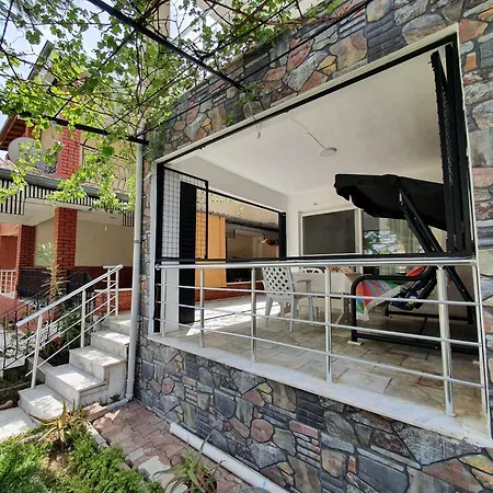 Bahceli Cift Katli Sahile 300 Metre 4*