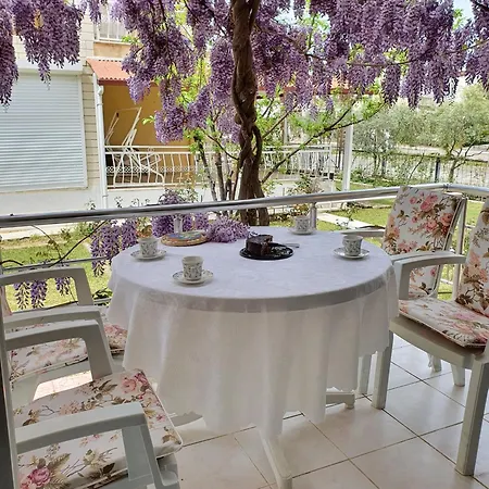Bahceli Cift Katli Sahile 300 Metre Kusadası